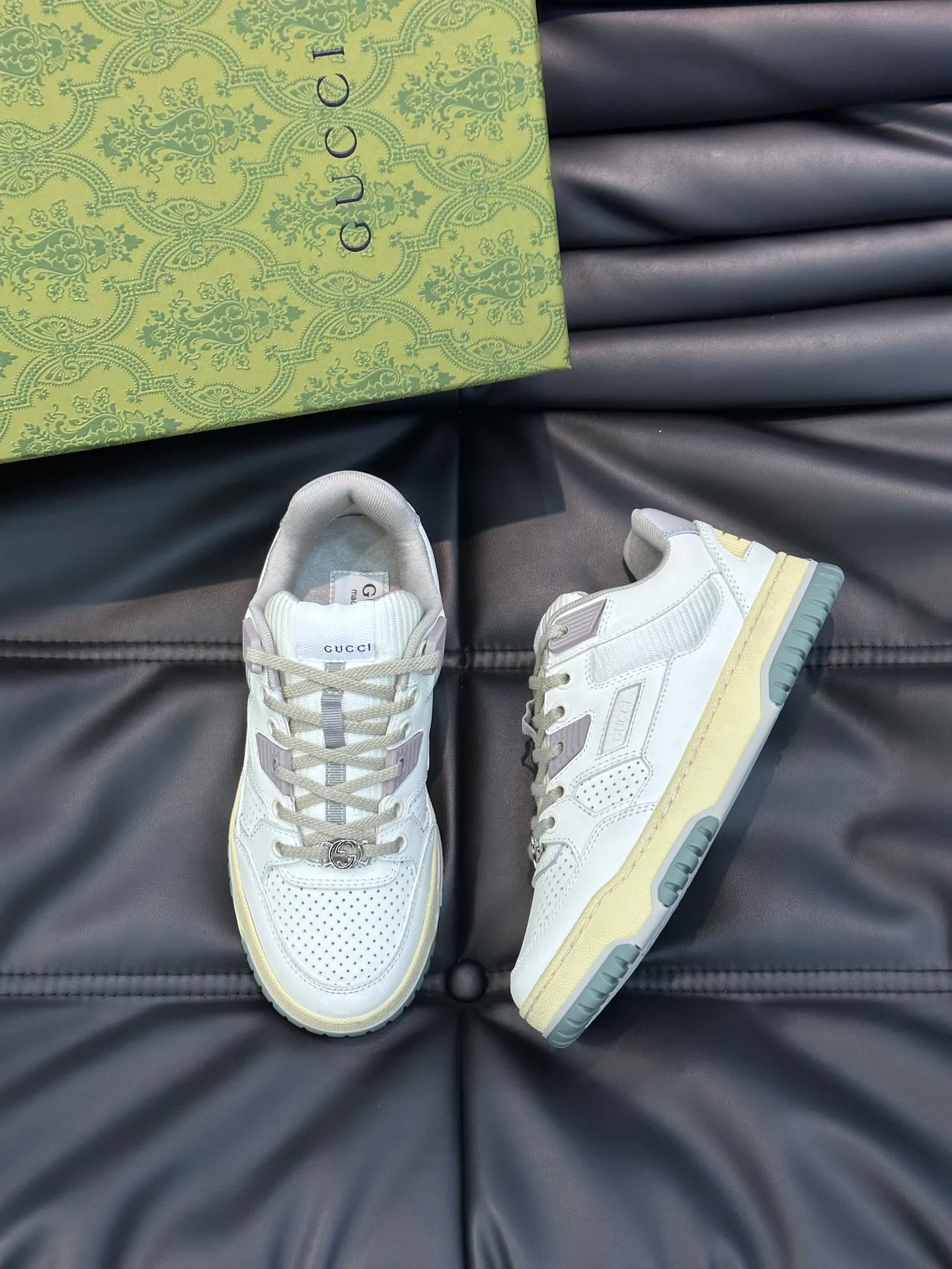 Men's Men's Shoes 💰p520 "GUCC*" Gucci's new couple's 👫 distressed effect sneakers. This low-top sneaker adopts a basketball-style silhouette design and cleverly incorporates hollow panels and distressed effects, showing its unique ingenuity. The ingenuity incorporates brand logo details such as interlocking Double G styling accessories and Gucci lettering, a low-key tribute to the brand's design heritage. A rubber non-slip outsole, inlays and embossed sole give the entire design a contemporary feel. Size: 35-45